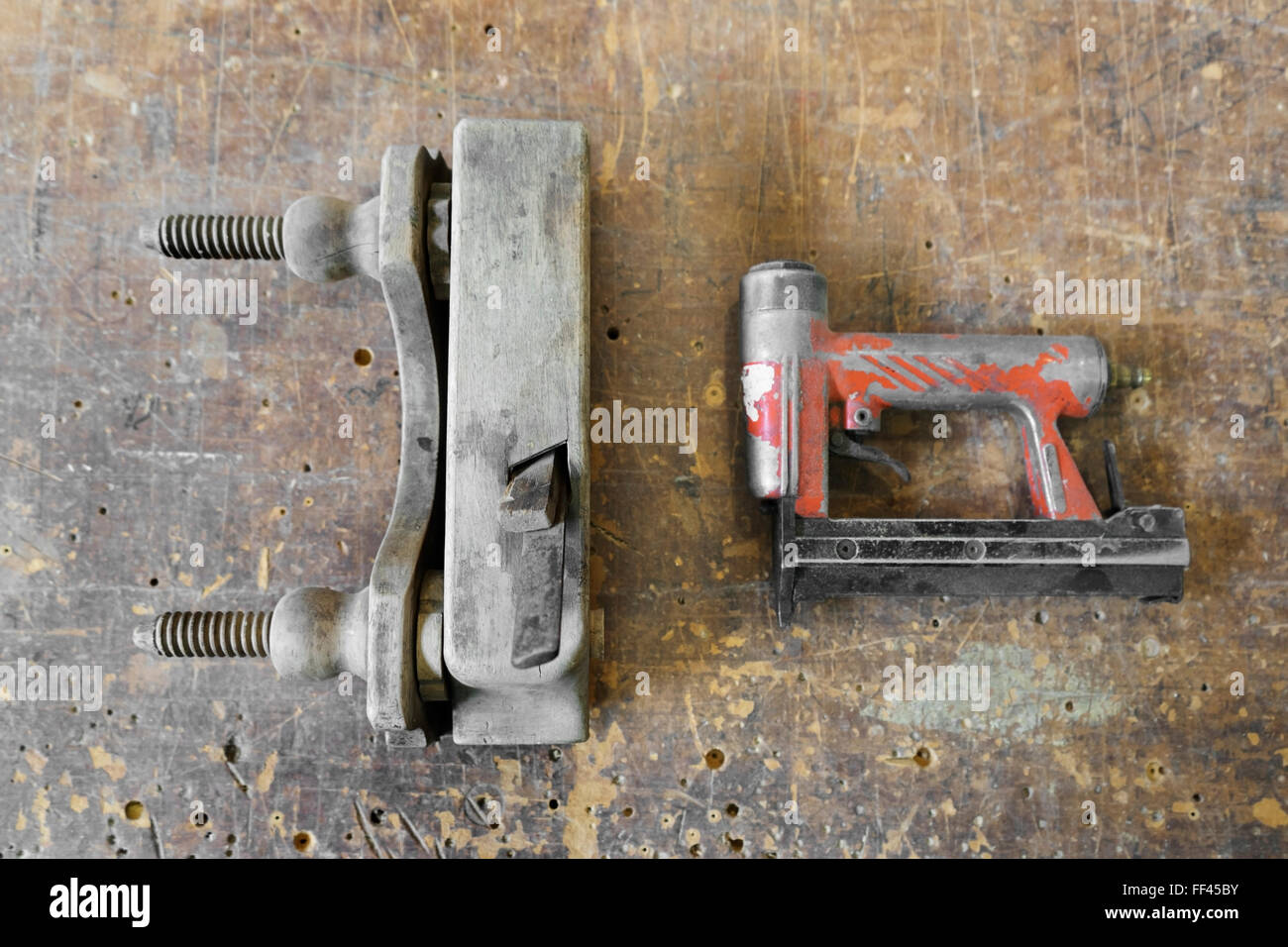 Vecchio usato pialla in legno e rosso chiodatrice aria o pistola fissachiodi, falegname utensili Foto Stock