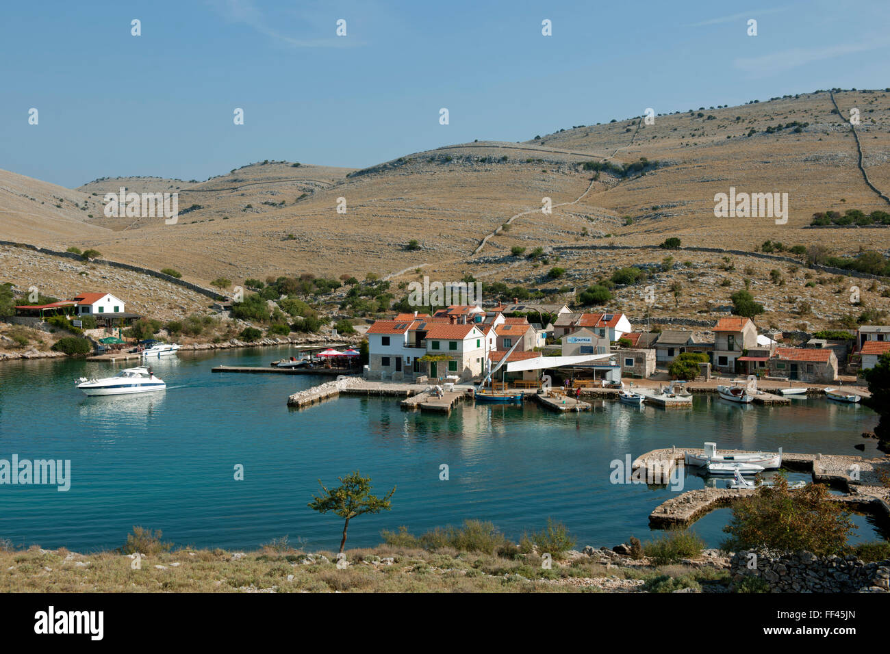Kroatien, Dalmatien, Murter, Nationalpark Kornaten, Vruje, Fischerdorf mit Ferienhäusern Foto Stock
