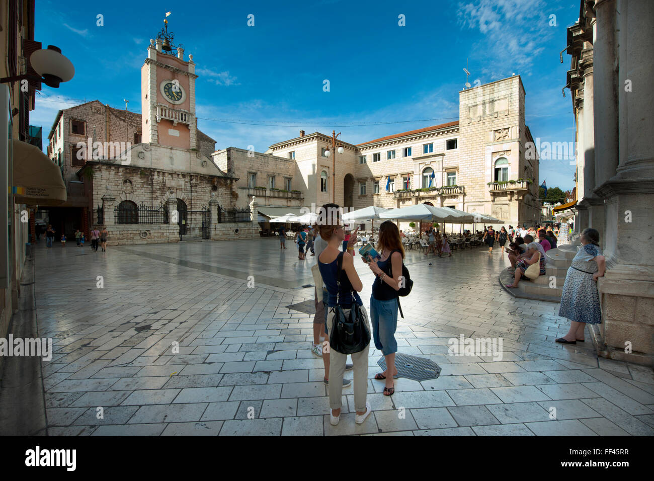 Kroatien, Dalmatien, Zadar, Narodni trg Stadtwache mit Uhrturm und Rathaus Foto Stock
