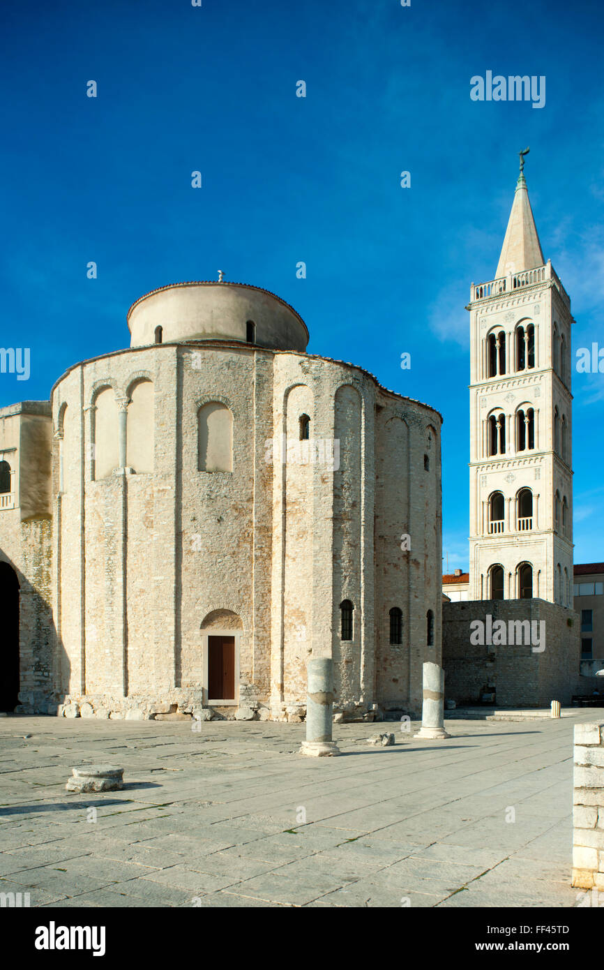 Kroatien, Dalmatien, Zadar, zweigeschossige Rundkirche des heiligen Donatus, Sveti Donat und Turm der Kathedrale Sveta Stosija, Foto Stock