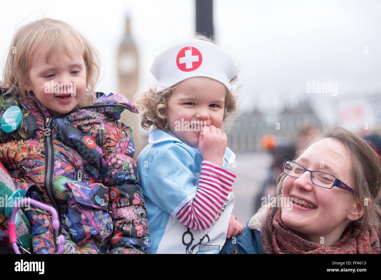 Londra, Regno Unito. Il 10 febbraio, 2016. Assistenza bambini per i medici in formazione sulla linea di picchetto con striscioni © Ian Davidson/Alamy Live News Credito: Ian Davidson/Alamy Live News Foto Stock