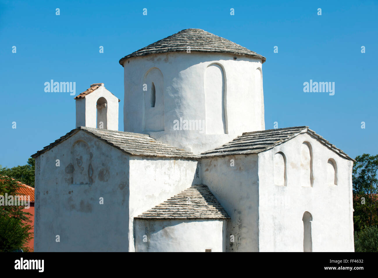 Kroatien, Dalmatien, Nin, frühkroatische Kirche sveti Kriz (Heilig Kreuz Kirche) die als kleinste Kathedrale der Welt dorato. Sie Foto Stock