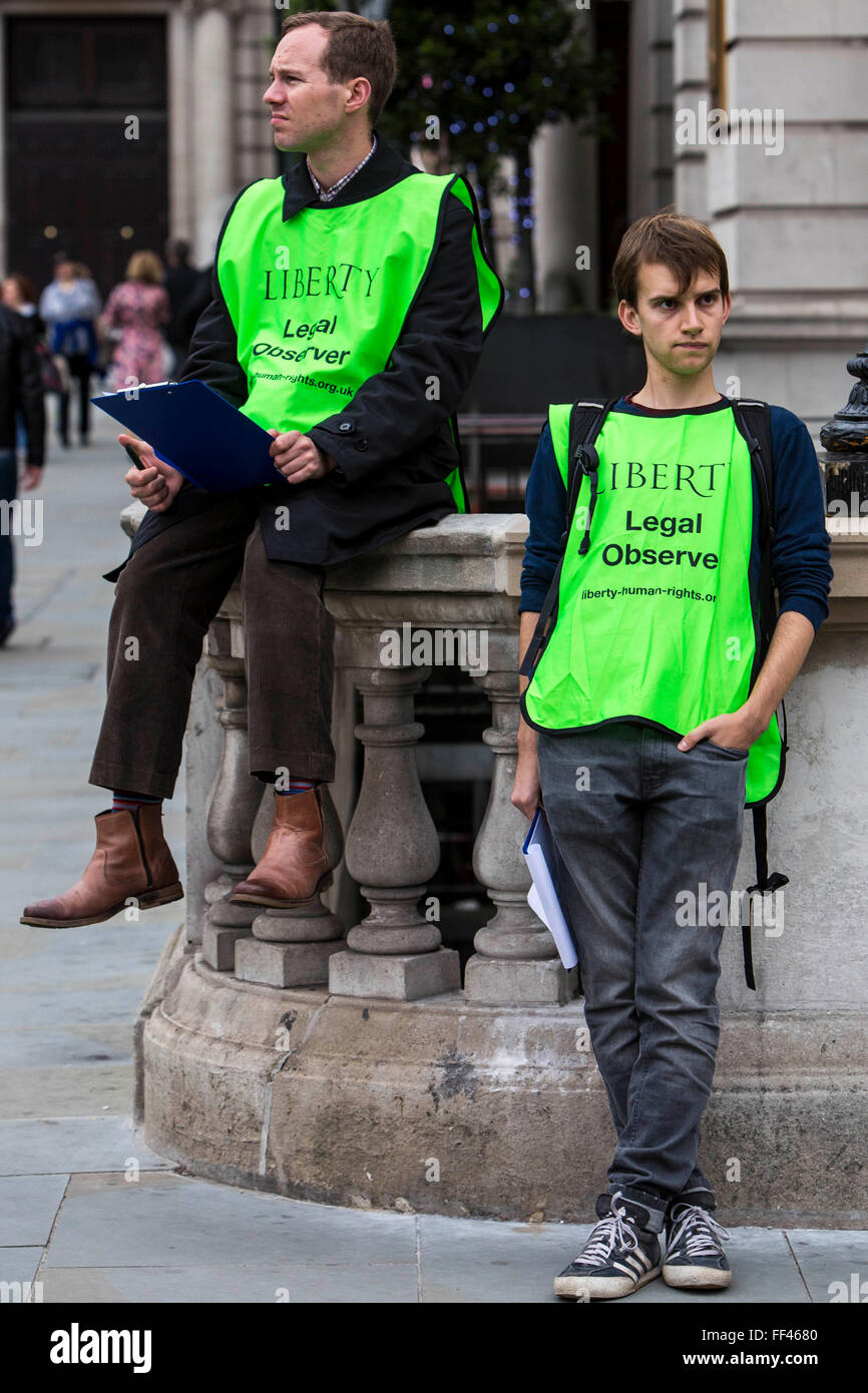 Gli osservatori legali da Liberty sorvegliare da vicino il "La Gran Bretagna ha bisogno di un aumento di stipendio' TUC demo, Ottobre 18th, Londra. Foto Stock