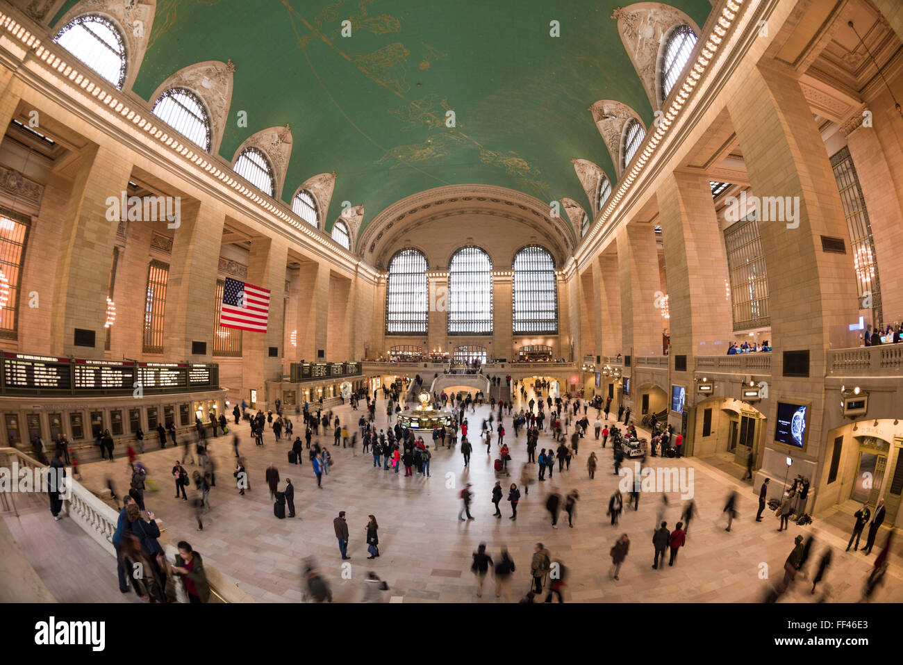 Gente correre intorno all'interno della stazione Grand Central Terminal, Manhattan, New York, New York, Stati Uniti d'America Foto Stock