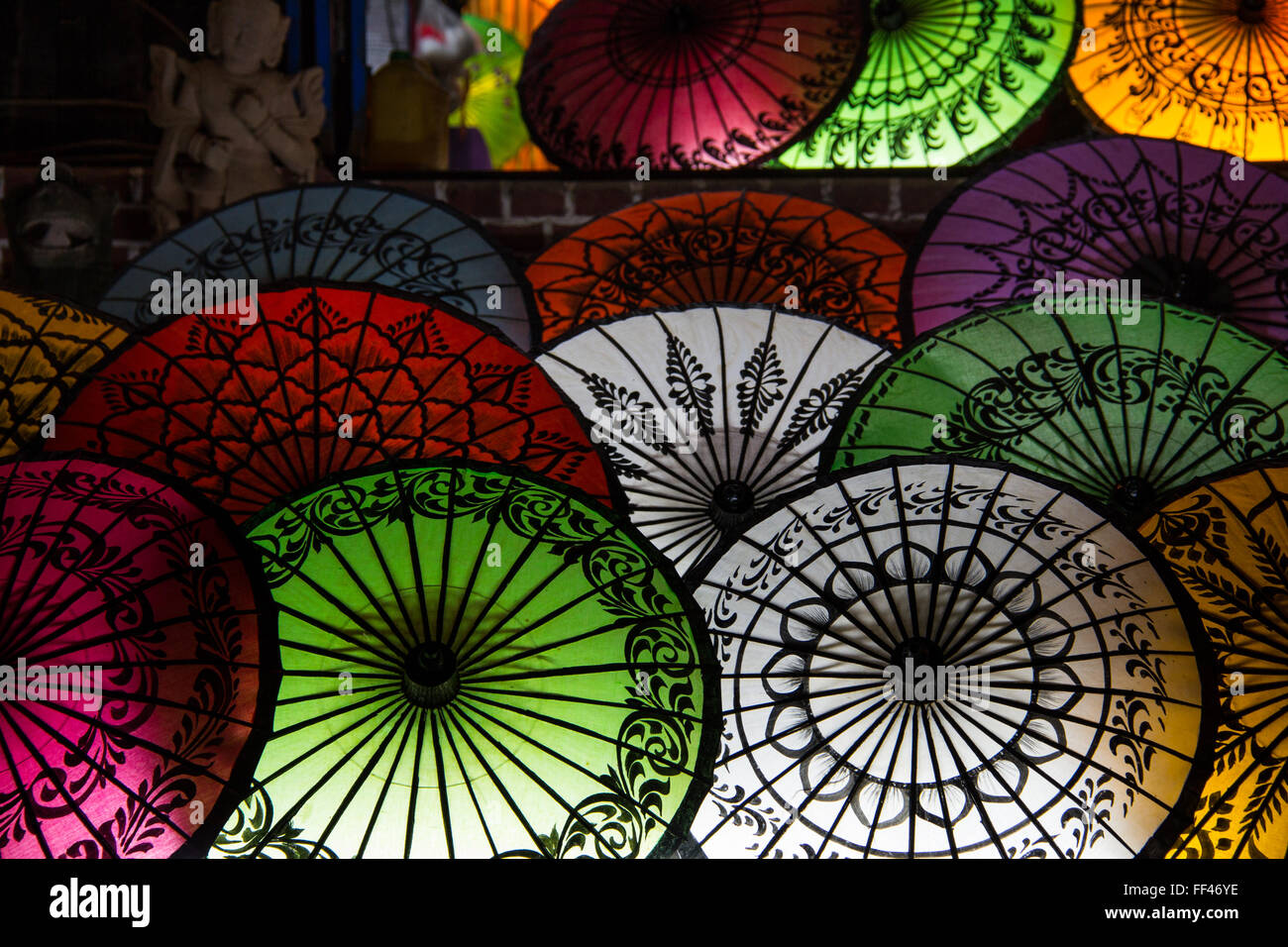 Tradizionale ombrelloni colorati di Bagan. Myanmar Foto Stock
