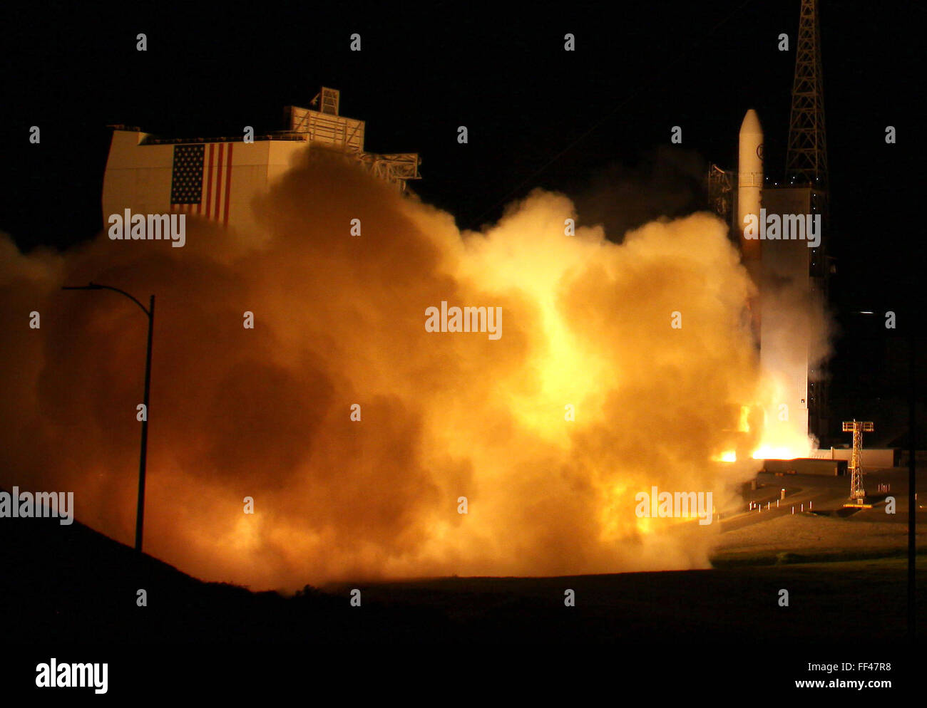 Vandenberg AFB CA. 10 Febbraio, 2016. Una ULA Delta 4 rocket solleva con il NROL-45 di lancio in sostegno della difesa nazionale. La missione sollevare su di una ULA Delta IV rocket Mercoledì, il 10 febbraio da Space Launch Complex 6 alla base aerea di Vandenberg in California. Il tempo di lancio è 3:40 a.m. PST.Foto da Gene Blevins/LA DailyNews/ZumaPress. Credit: Gene Blevins/ZUMA filo/Alamy Live News Foto Stock