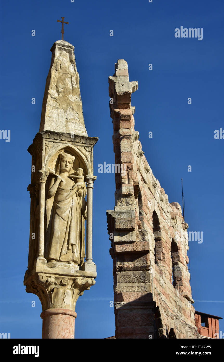 Santuario cristiano con Maria e Arena Di Verona anello esterno in background, nel centro di Verona Foto Stock