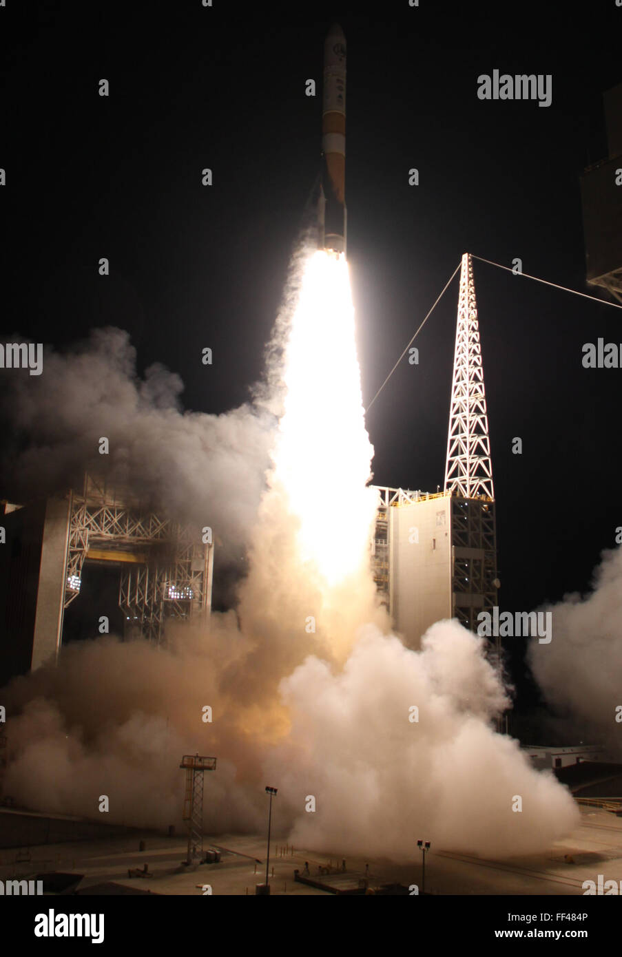 Vandenberg AFB CA. 10 Febbraio, 2016. Una ULA Delta 4 rocket solleva con il NROL-45 di lancio in sostegno della difesa nazionale. La missione sollevare su di una ULA Delta IV rocket Mercoledì, il 10 febbraio da Space Launch Complex 6 alla base aerea di Vandenberg in California. Il tempo di lancio è 3:40 a.m. PST.Foto da Gene Blevins/LA DailyNews/ZumaPress. Credit: Gene Blevins/ZUMA filo/Alamy Live News Foto Stock