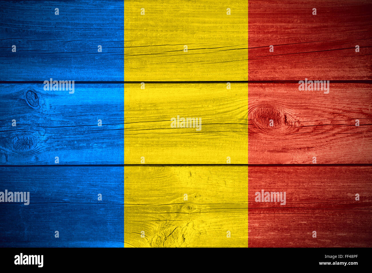 Bandiera della Romania o rumeno banner su sfondo di legno Foto Stock