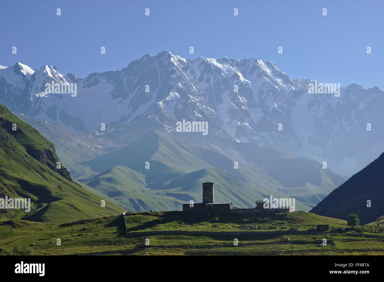 Ushguli Lamaria, e il Monte Shkhara, la luce del mattino, in Alta Svaneti, Caucaso maggiore, Georgia Foto Stock