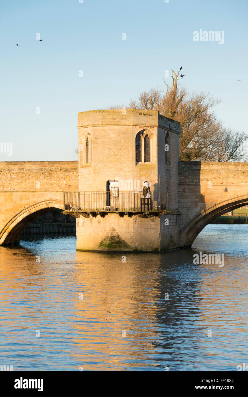 Il vecchio ponte sul Fiume Great Ouse a St Ives Cambridgeshire Regno Unito con la cappella del XIII secolo costruito in esso. Foto Stock