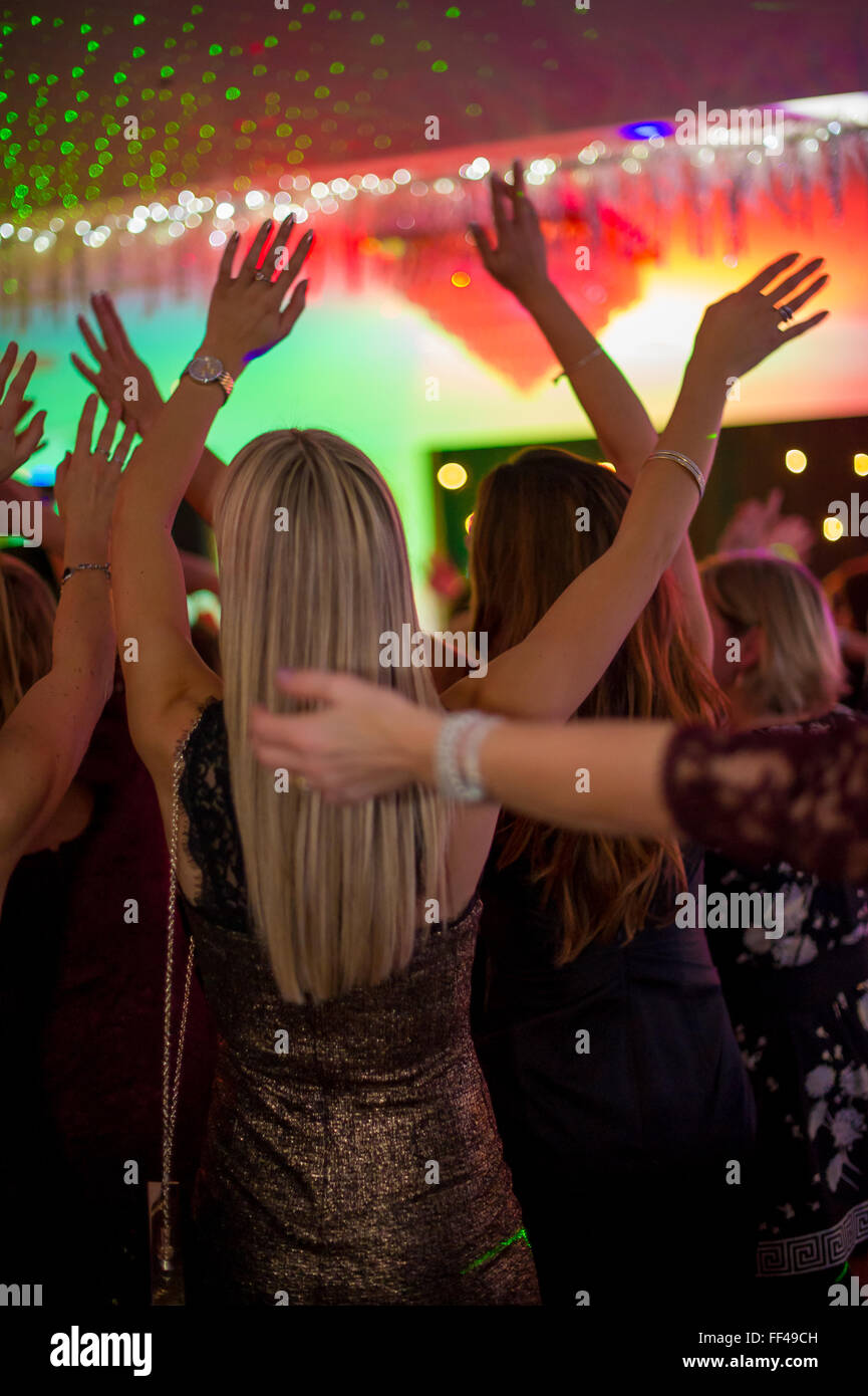 Girls night out party ballare con la musica agitando le mani in aria Foto Stock