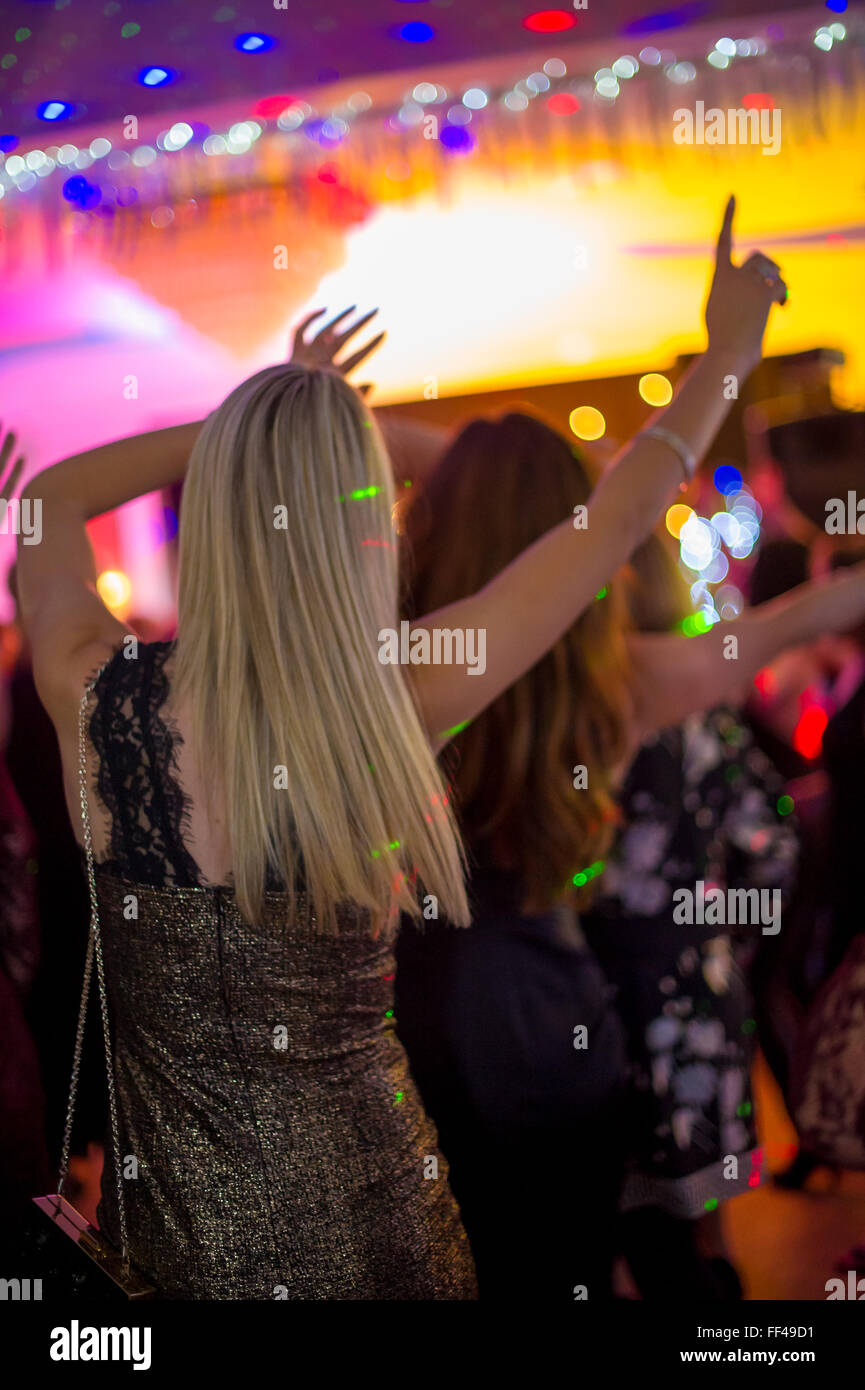 Girls night out party ballare con la musica agitando le mani in aria Foto Stock