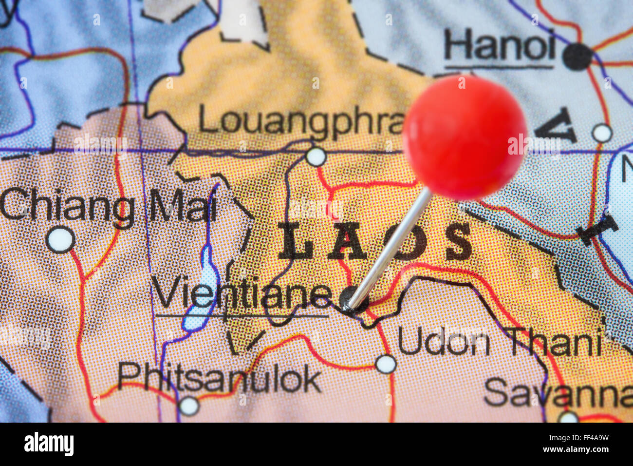 Close-up di una puntina rossa in una mappa di Vientiane, Laos. Foto Stock