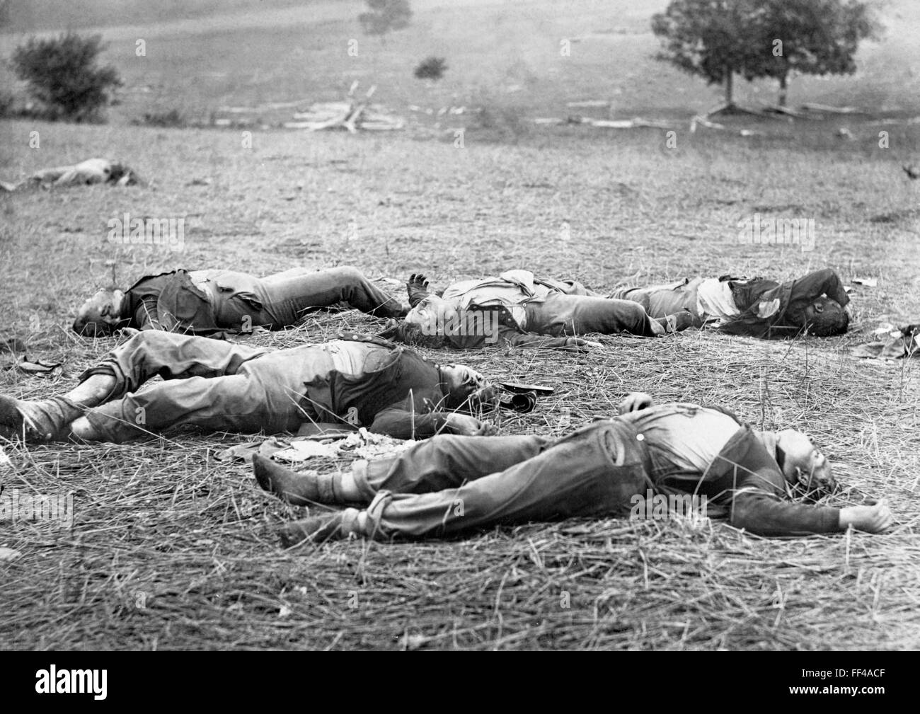 Campo di battaglia di Gettysburg. Corpi dei morti soldati federali sul campo di battaglia di Gettysburg dopo il primo giorno di battaglia, Guerra civile americana, luglio 1863. Foto Stock