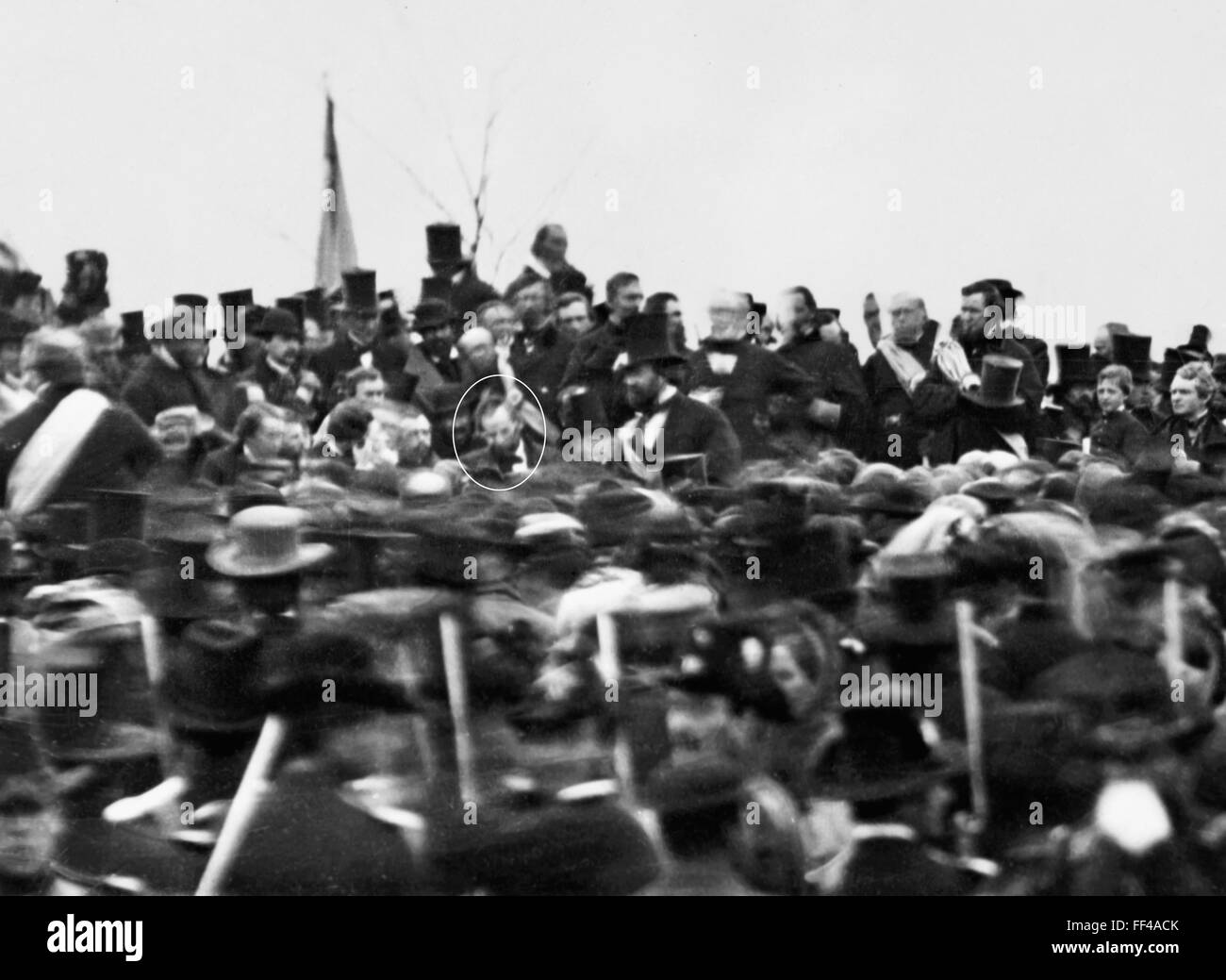 Abraham Lincoln (cerchiata) nella folla di Gettysburg, Pennysylvania, prima del suo indirizzo alla dedizione dei soldati Cimitero Nazionale di giovedì, 19 novembre 1863. Foto Stock
