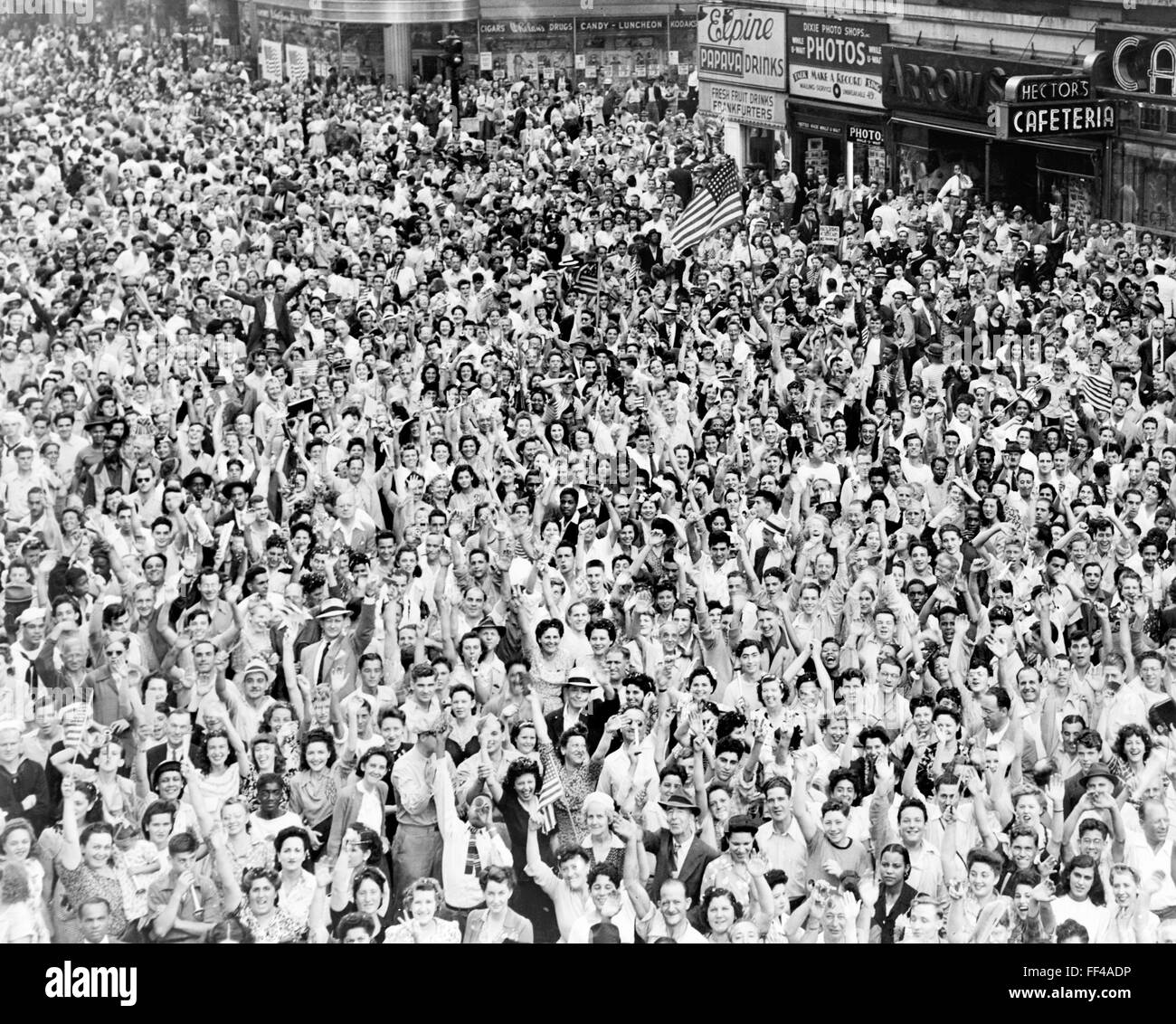 VJ Day celebrazione in Times Square a New York City il 14 agosto 1945 Foto Stock