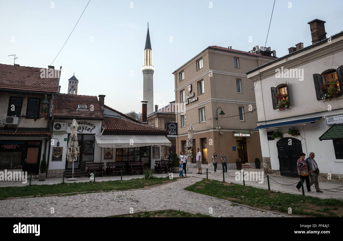 Hotel Old Town e Gazi Husrev-beg minareto della moschea a Bascarsija storico distretto di Sarajevo, Bosnia ed Erzegovina Foto Stock