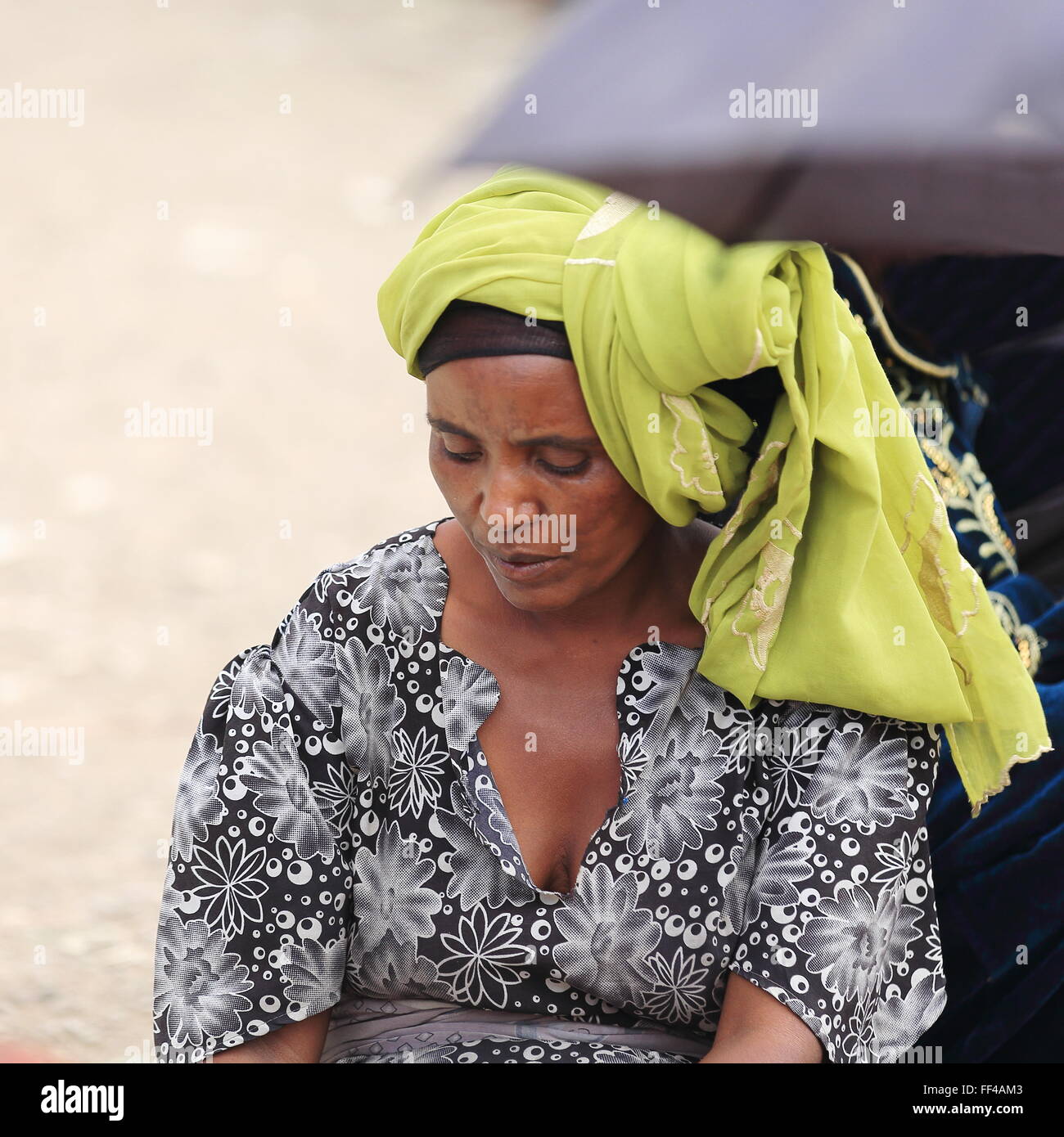SENBETE, ETIOPIA-marzo 24: donna siede alla sua bancarella vendendo le verdure nel mercato di domenica dove il oromos-amharas-afar soddisfare Foto Stock