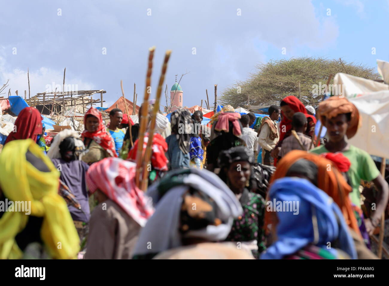 SENBETE, ETIOPIA-marzo 24: partecipanti sciame il mercato della domenica dove oromos-amharas-Afar si incontrano per il business. Foto Stock