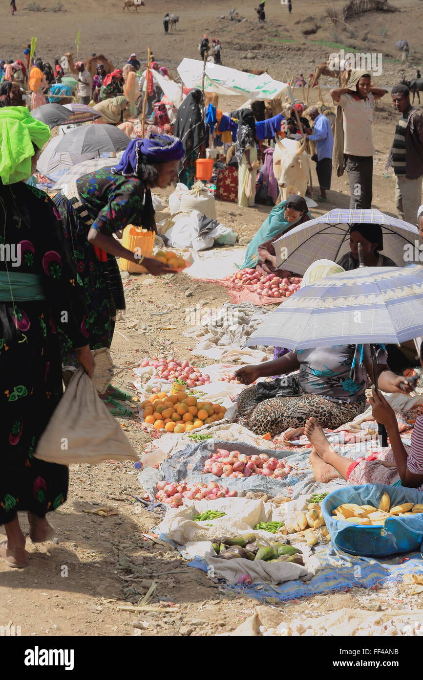 SENBETE, ETIOPIA-marzo 24: la gente del oromos-amharas-afar frequentare il mercato della domenica dove si riuniscono per il business. Foto Stock
