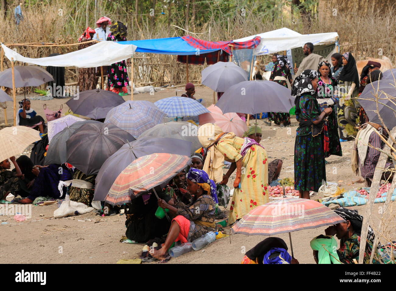 SENBETE, ETIOPIA-marzo 24: le donne di oromo-amhara-lontano i popoli assistere il mercato della domenica dove si riuniscono per il business. Foto Stock
