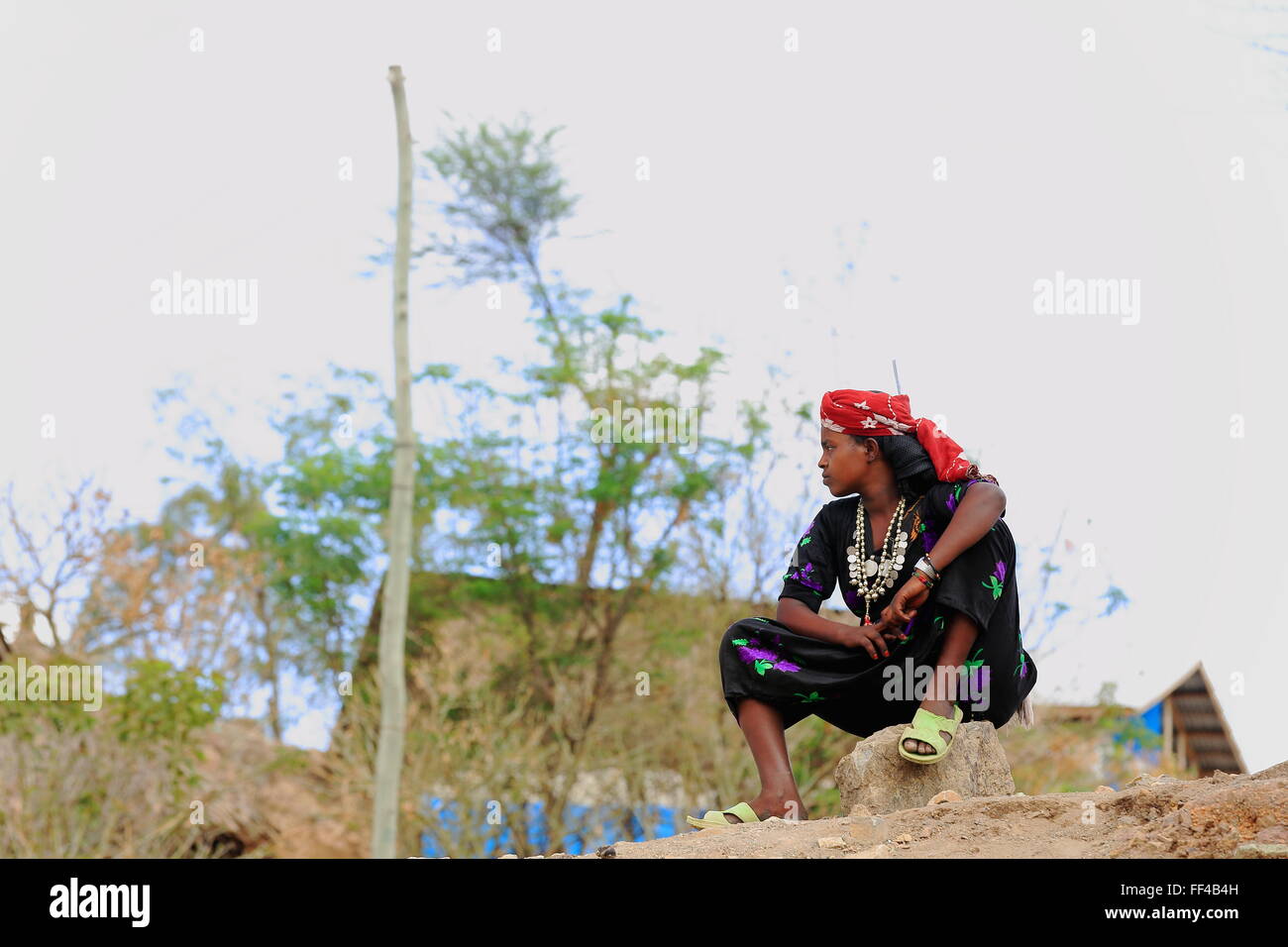 SENBETE, ETIOPIA-marzo 24: la donna si siede sul pavimento e attende al di fuori del mercato di domenica dove il oromo-amhara-lontano i popoli incontrano Foto Stock