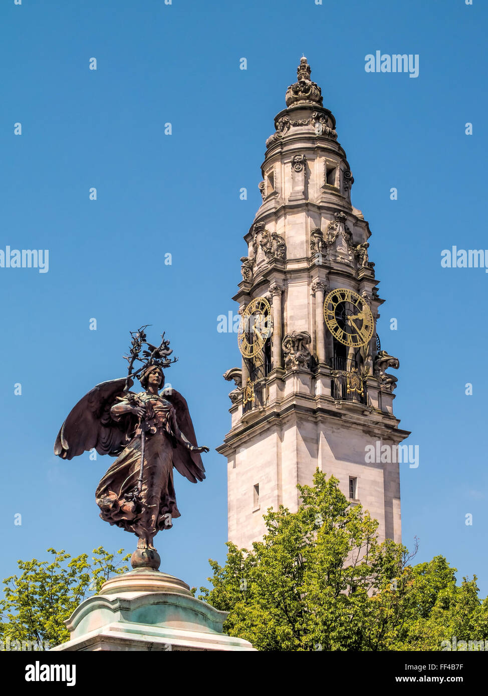 Statua della pace e Municipio di Cardiff Foto Stock