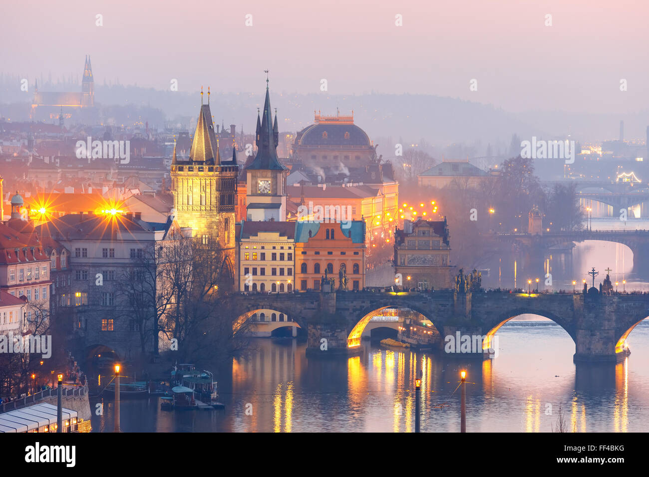 Vista dall'alto di ponti sul fiume Moldava a Praga Foto Stock