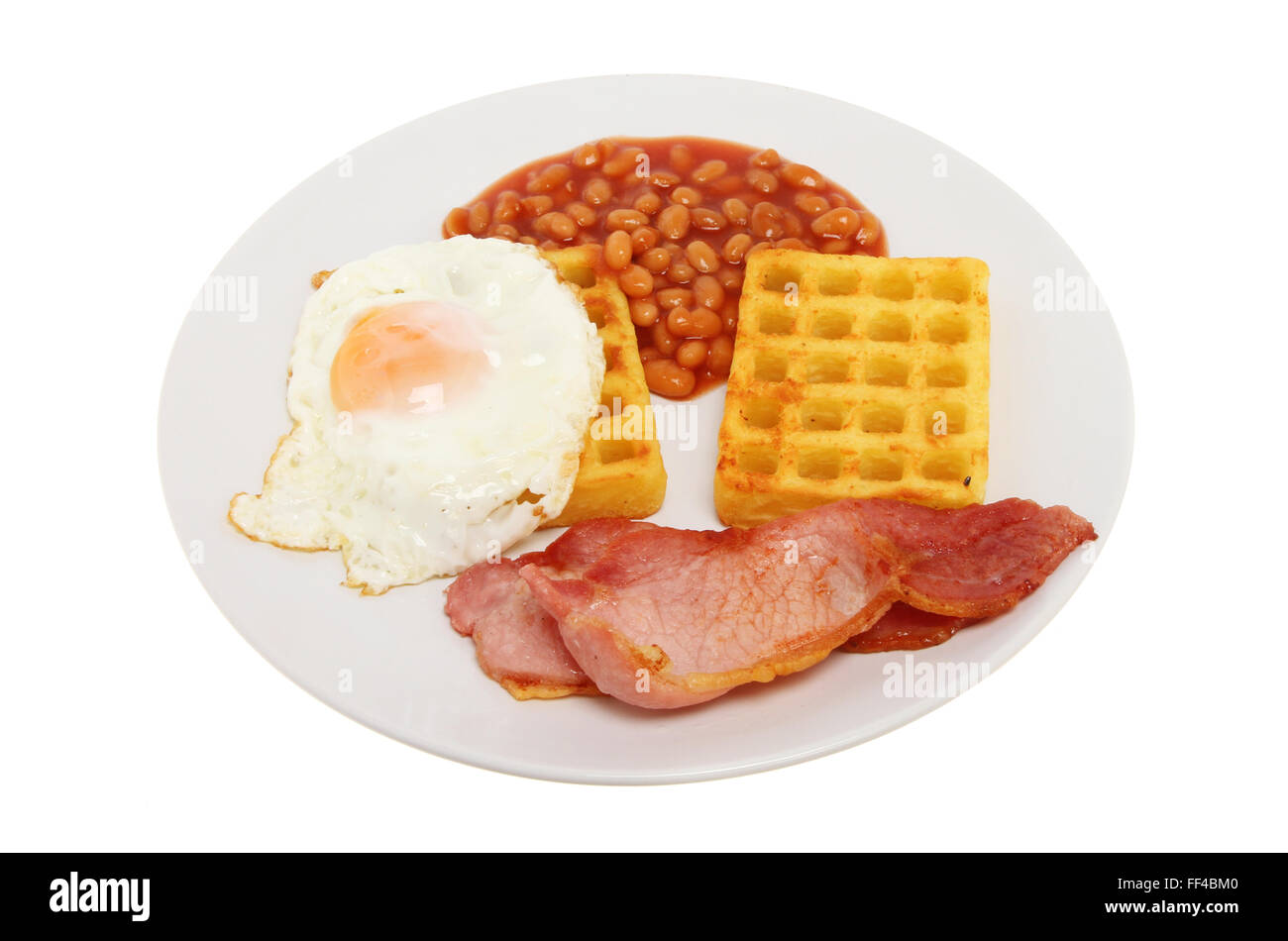 La colazione pasto, Uovo fritto, frittelle di patate e pancetta e fagioli al forno su una piastra isolata contro bianco Foto Stock