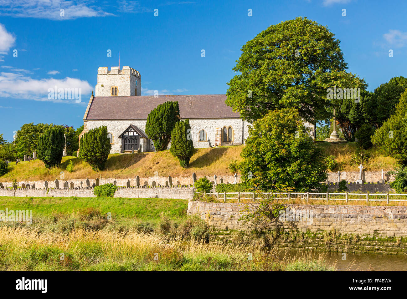 La Chiesa Parrocchiale di Santa Margherita di Antiochia oltre il Fiume Clwyd, Rhuddlan, Denbighshire, Wales, Regno Unito. Foto Stock