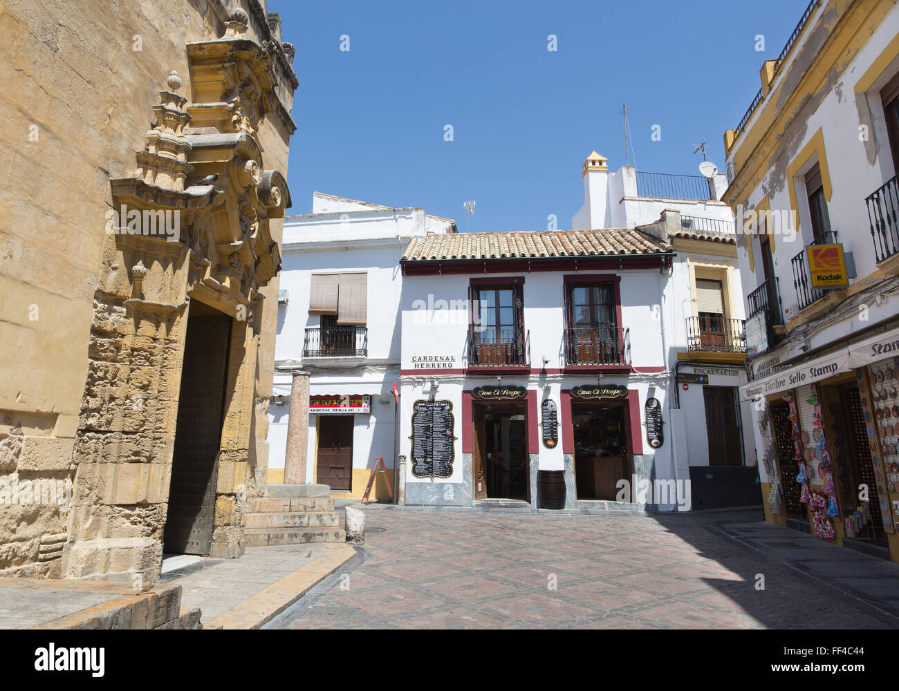 CORDOBA, Spagna - 28 Maggio 2015: il corridoio nel centro della città vecchia accanto al lato barocco l'entrata alla Cattedrale. Foto Stock