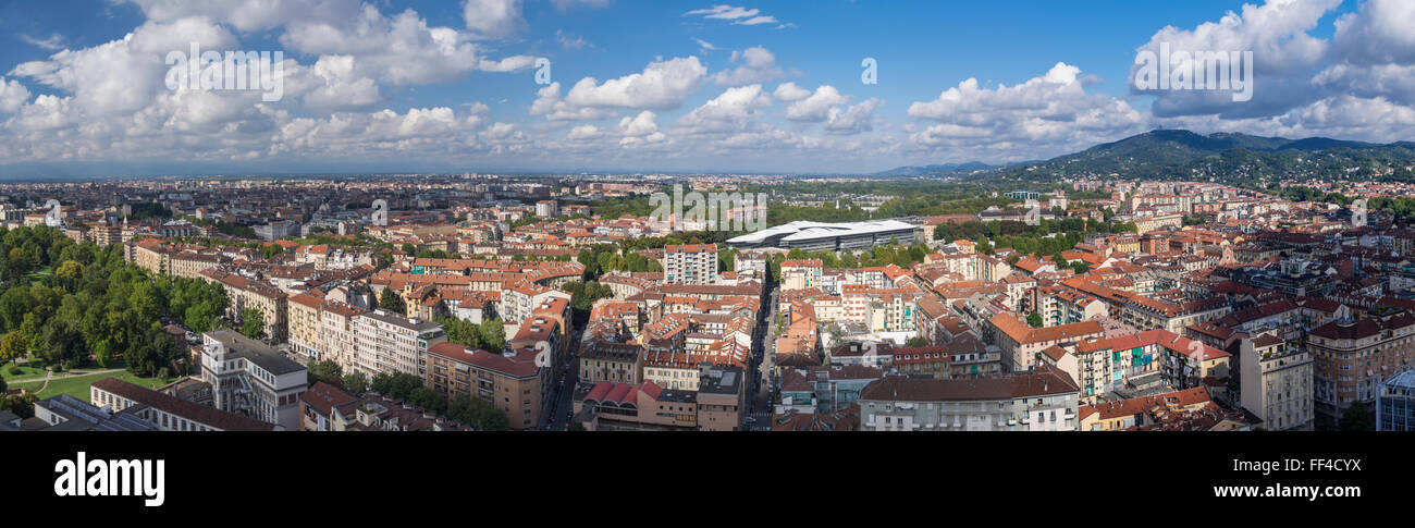 Vista panoramica del centro della città di Torino/Torino, Piemonte, Italia, come visto dalla parte superiore della Mole Antonelliana. Foto Stock