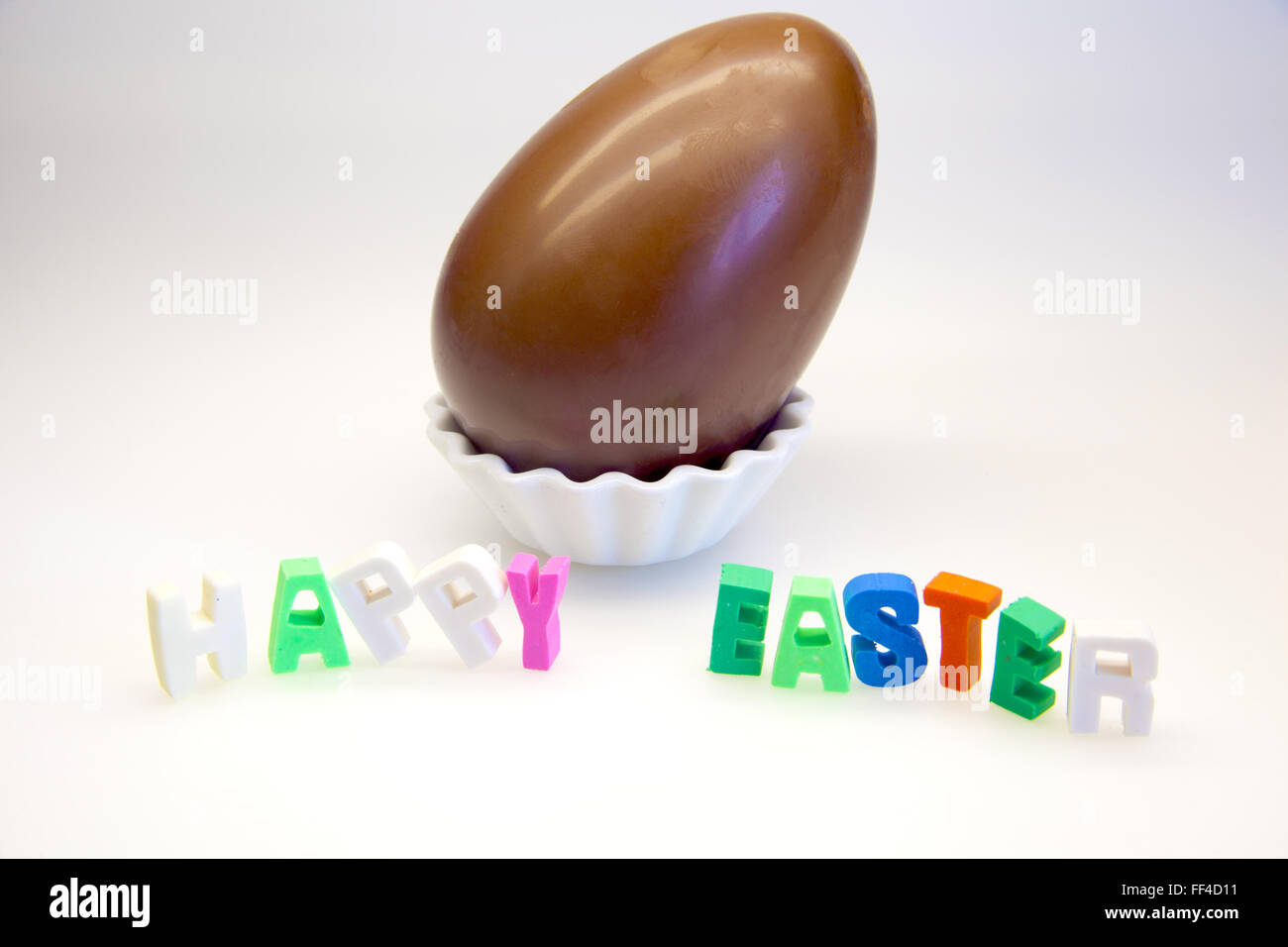 Uovo di cioccolato in un cesto bianco con testo Foto Stock