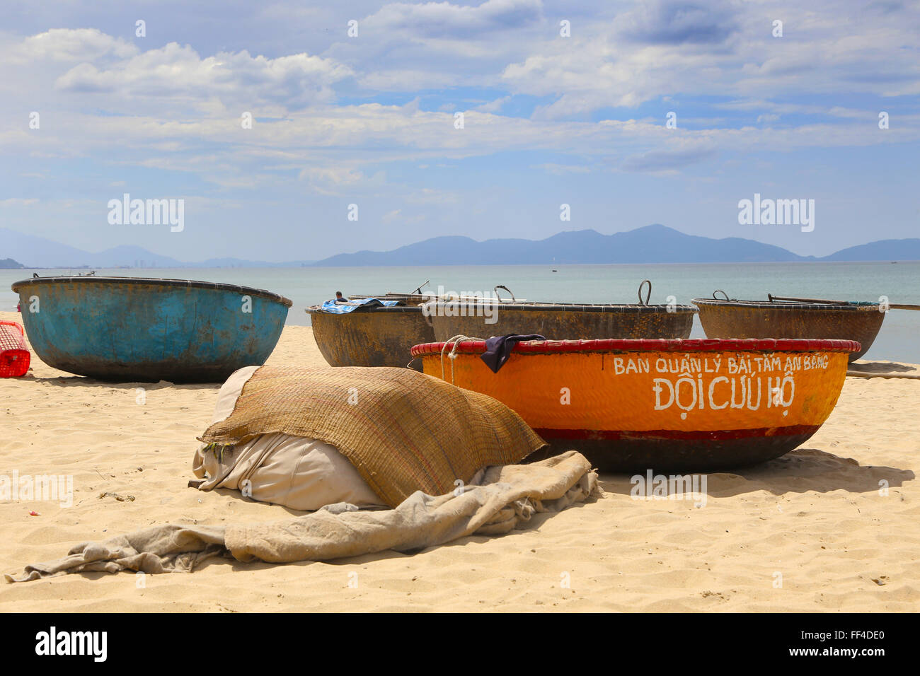 Coacles su una spiaggia Bang, Hoi An, Vietnam Foto Stock