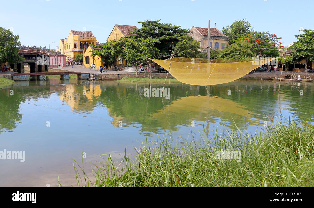 Vista sul fiume Thu Bon in Hoi An, Vietnam, con una rete da pesca appesa sopra il fiume Foto Stock