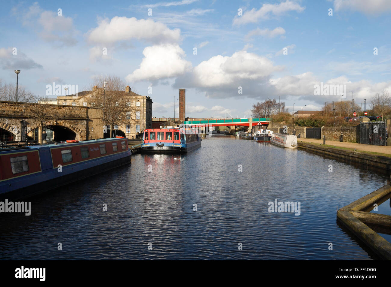 Barche sul canale ormeggiate a Victoria Quays, bacino urbano del canale di Sheffield, Inghilterra, Regno Unito, riqualificazione dei corsi d'acqua britannici Foto Stock