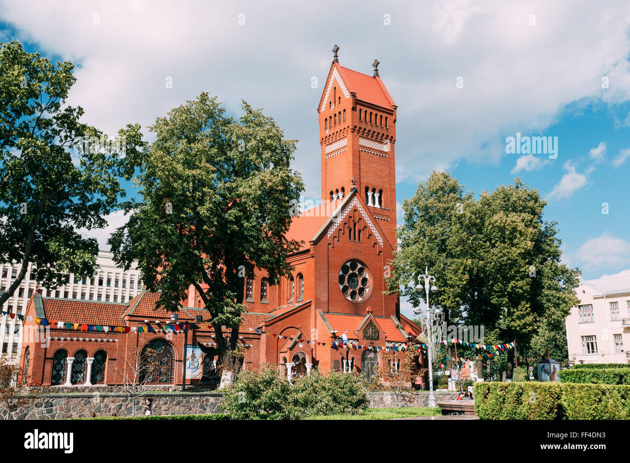 MINSK, Bielorussia - 27 agosto 2014: bielorusso Cattolica Romana Chiesa dei Santi Simone e Helen (Chiesa Rossa) sull indipendenza Squar Foto Stock