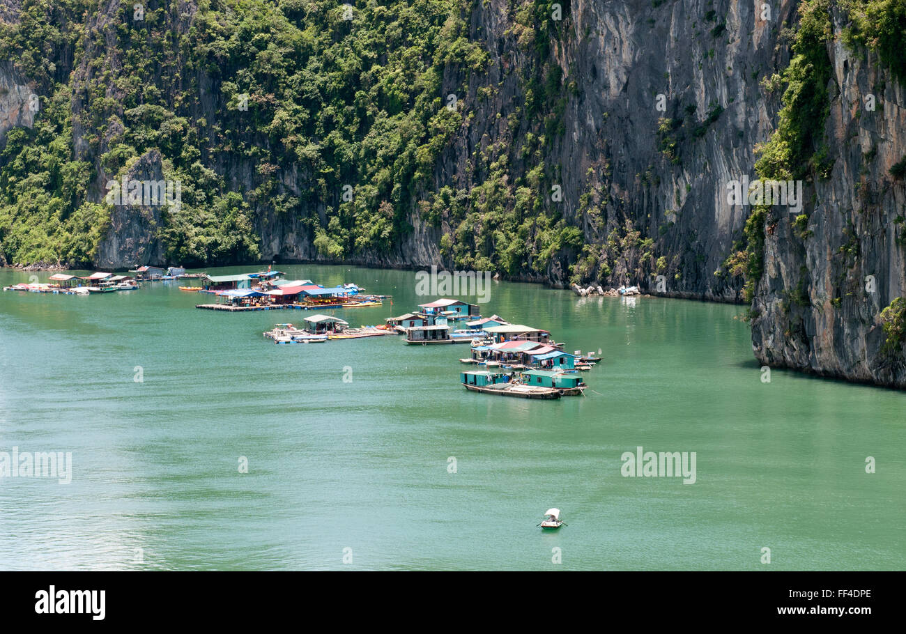 Villaggio galleggiante nel Golfo del Tonchino Halong Bay, il Vietnam Asia Foto Stock