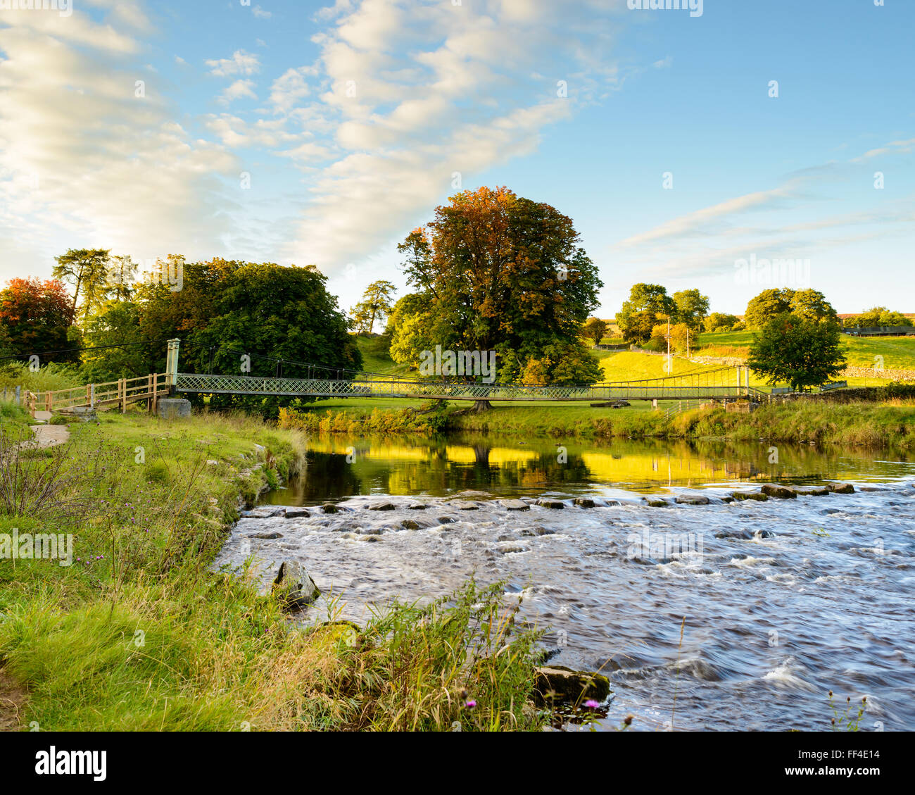 Sospensione ponte sopra il fiume Wharfe Foto Stock