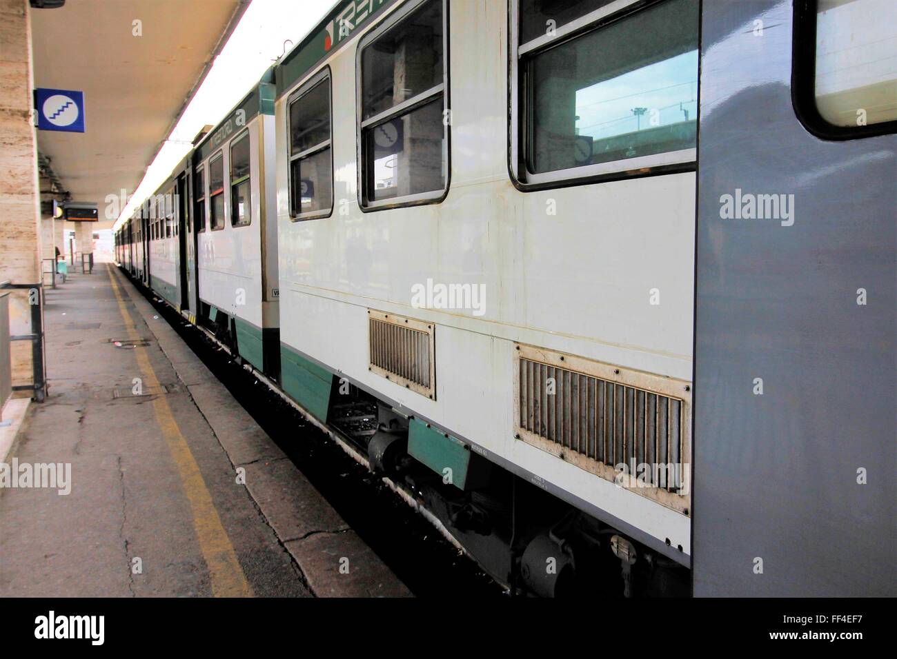 Il treno in attesa presso la stazione ferroviaria Foto Stock