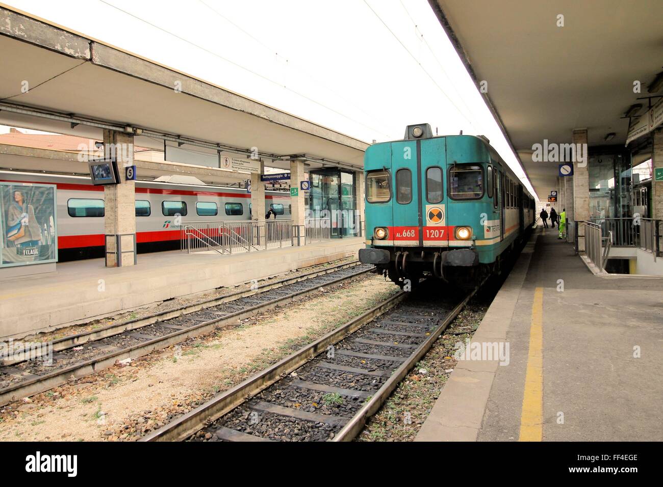 I treni moderni in attesa in un treno stationtrain,la stazione di transito,,platform,public,ora,viaggio,urbano Ferrovie,,corsa,business,metro,cento Foto Stock