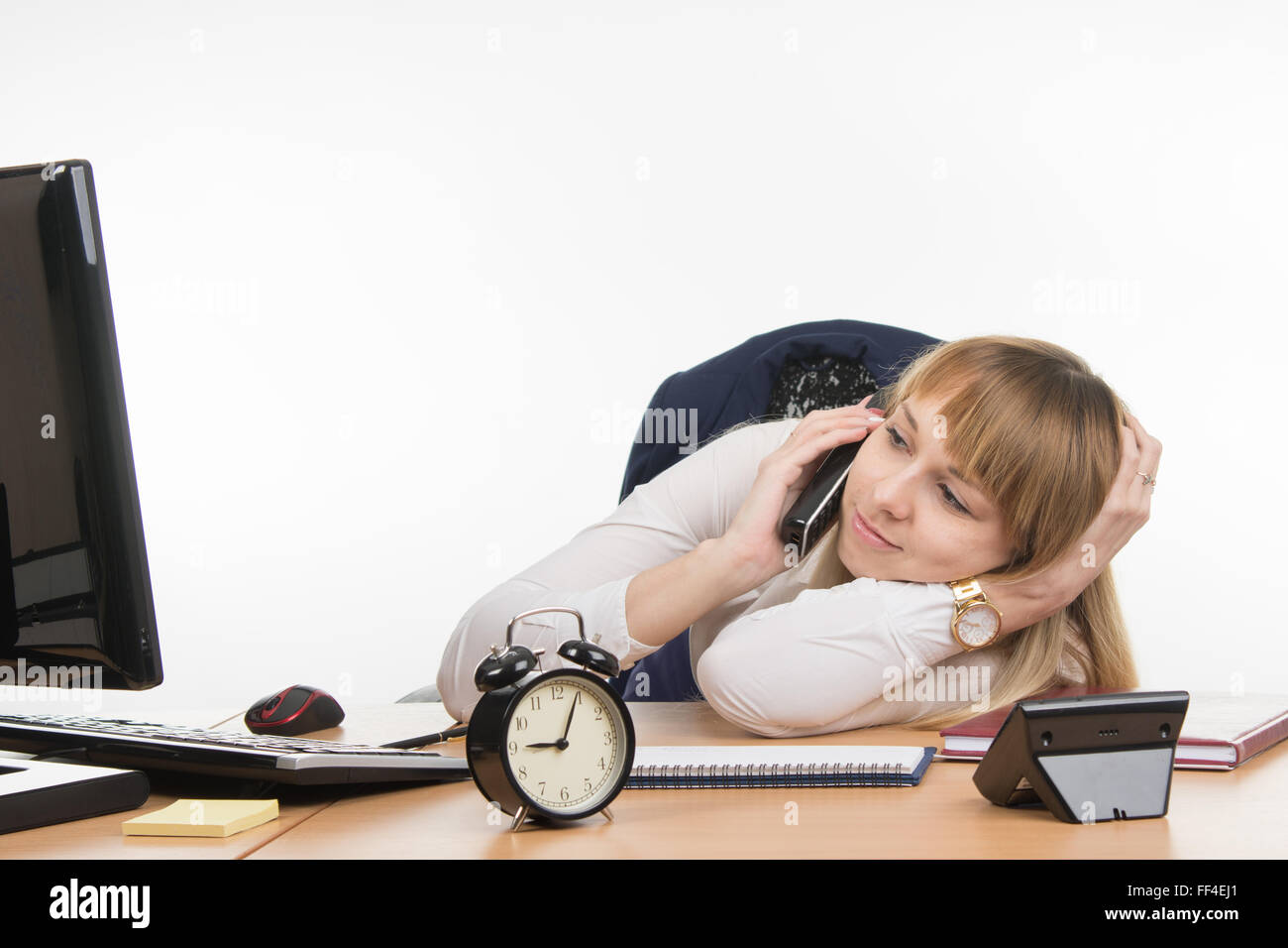 Non abbastanza sonno dipendente d'ufficio alla sua scrivania risponde al telefono Foto Stock