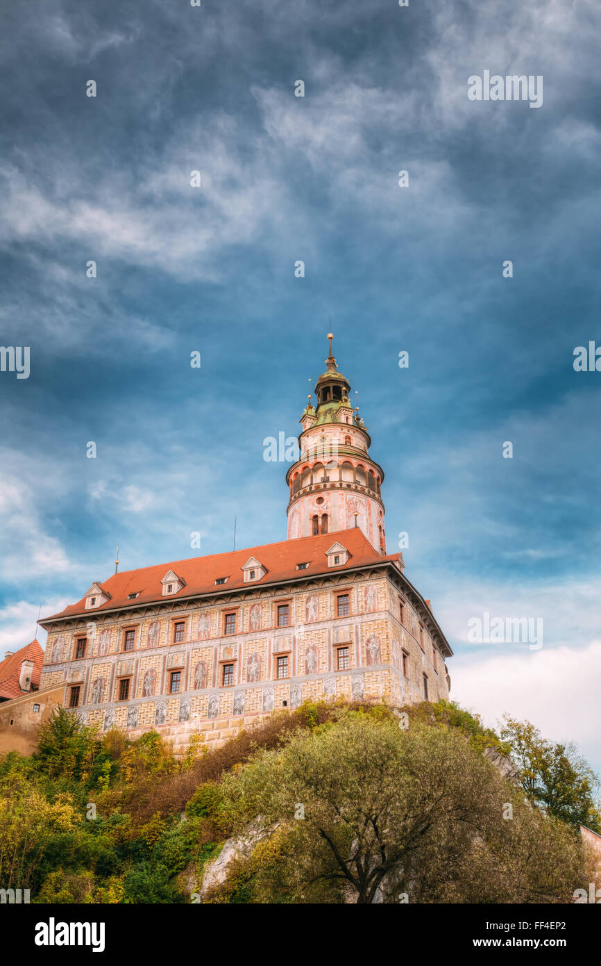 Castello medievale torre a Cesky Krumlov, Repubblica Ceca. Patrimonio mondiale dell UNESCO Foto Stock