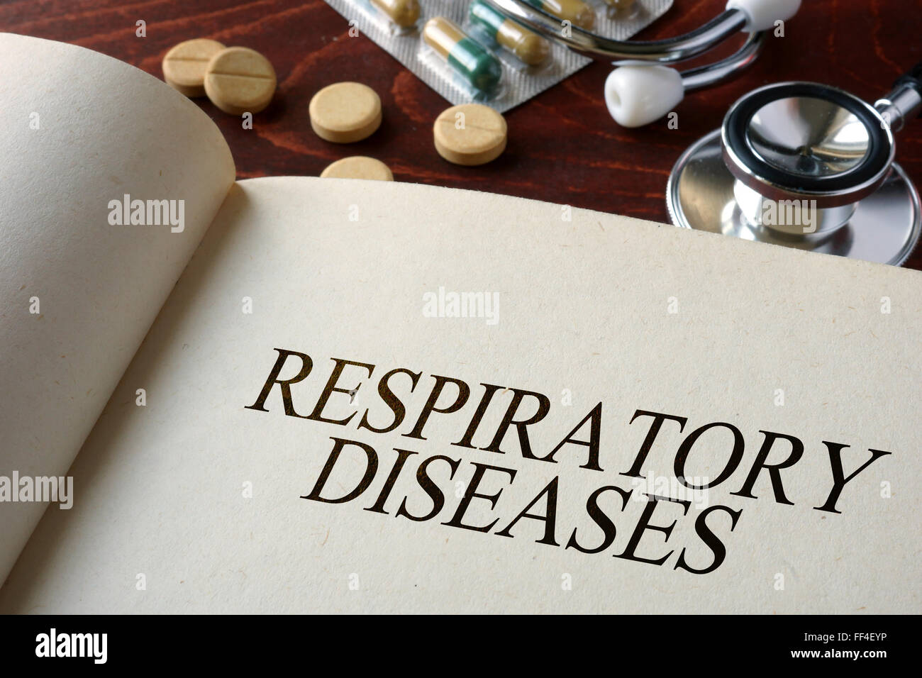 Prenota con la diagnosi di malattie respiratorie e pillole. Concetto medico. Foto Stock