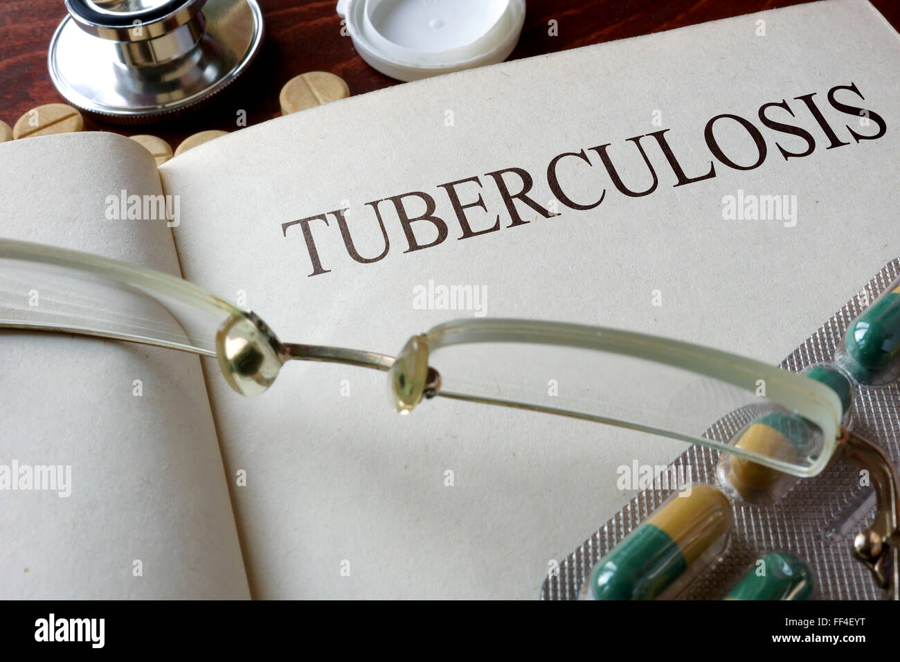 Prenota con la diagnosi di tubercolosi e di pillole. Concetto medico. Foto Stock