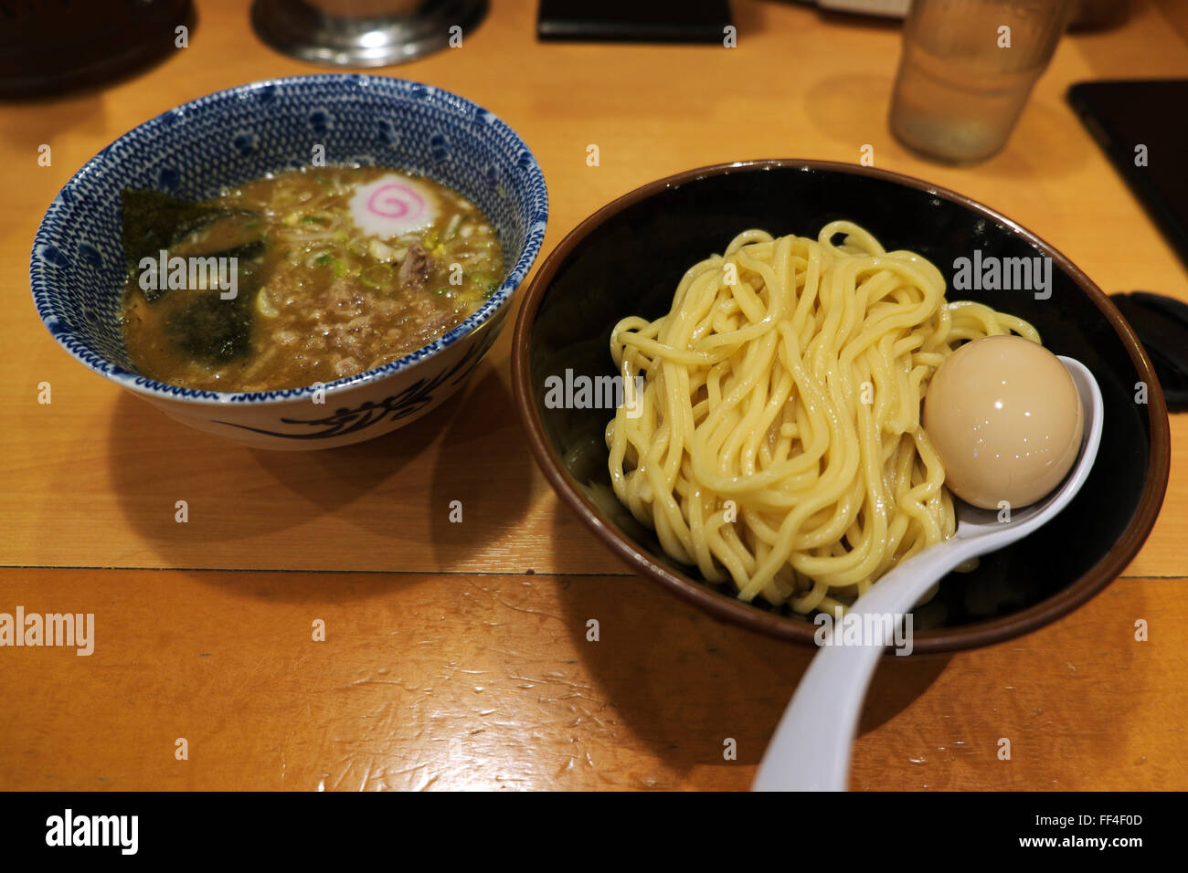 A che serve di tsukemen (immersione ramen noodle) al ristorante Rokurinsha, Tokyo Ramen Street, Tokyo Foto Stock