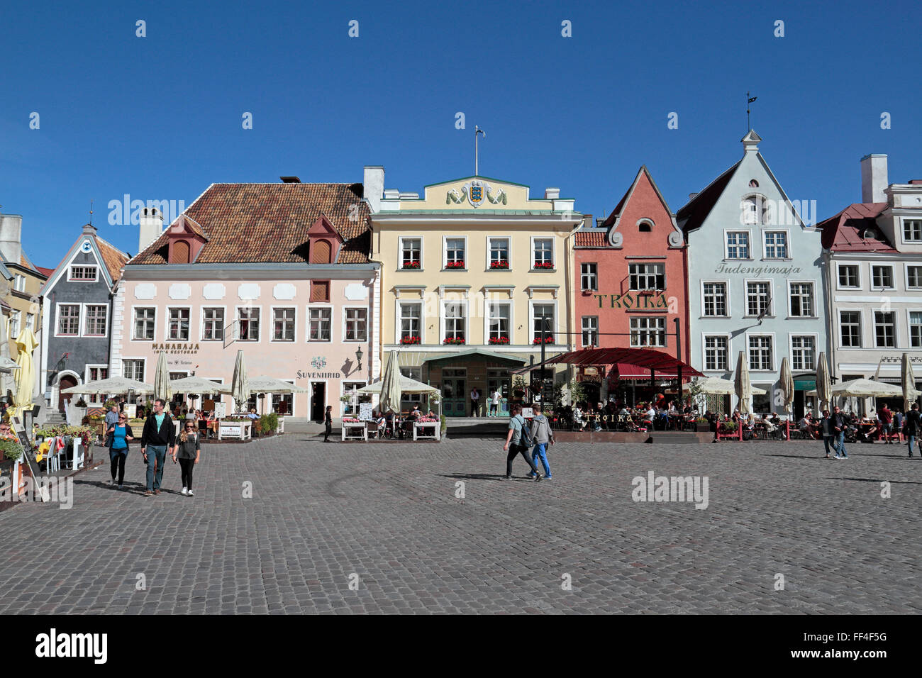 La storica e bella piazza del Municipio (Raekoja plats) a Tallinn in Estonia. Foto Stock
