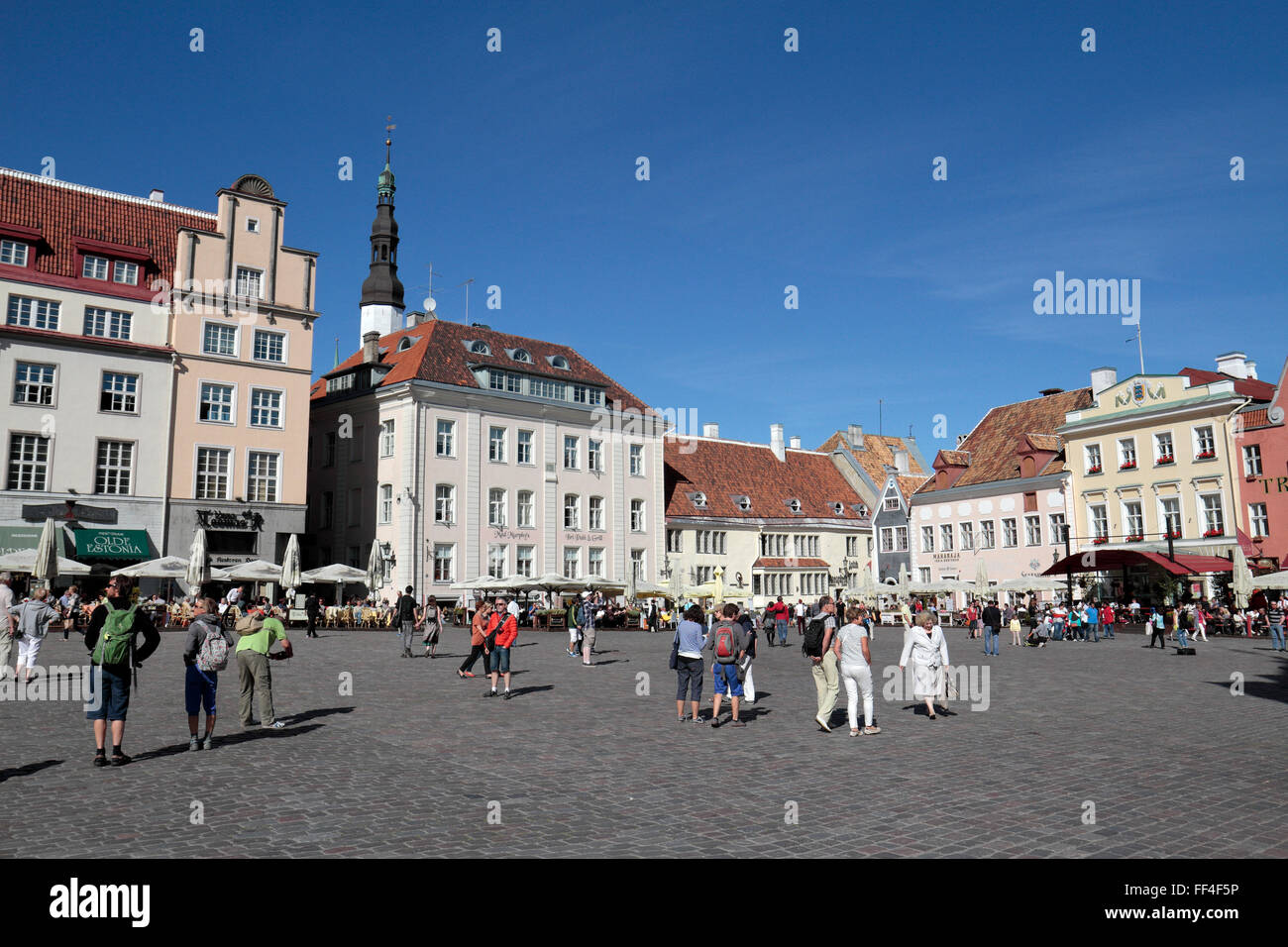 La storica e bella piazza del Municipio (Raekoja plats) a Tallinn in Estonia. Foto Stock