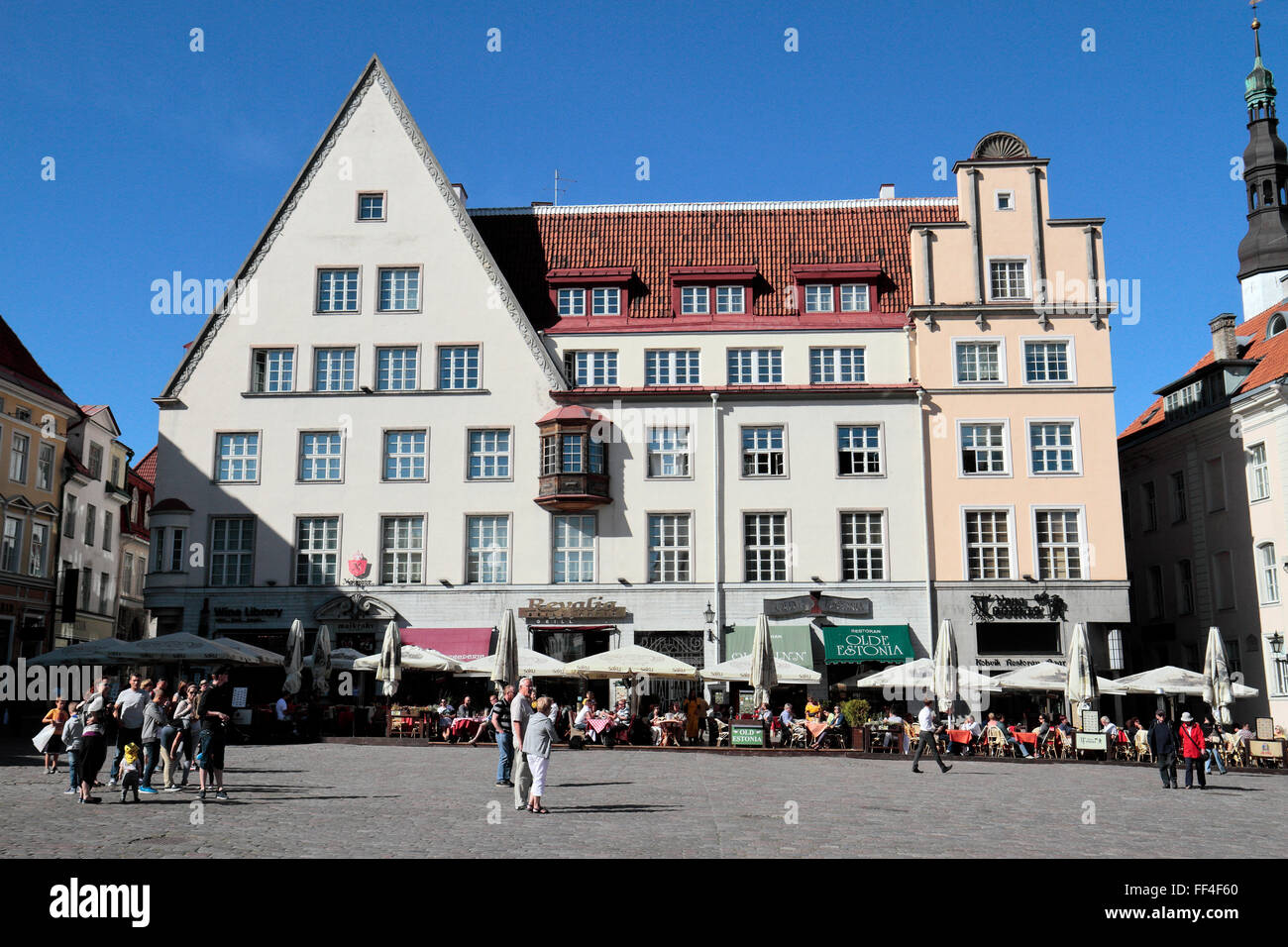 La storica e bella piazza del Municipio (Raekoja plats) a Tallinn in Estonia. Foto Stock